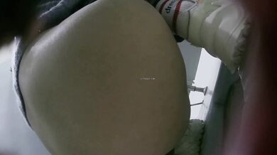 四月最新流出厕拍大神❤️潜入商场隔板女厕后拍大屁股美女有几个妹子❤️颜值不错 (2)