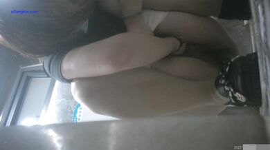 大学女厕全景偷拍10位漂亮学妹的极品美鲍鱼-黑裙子-蹲了半小时